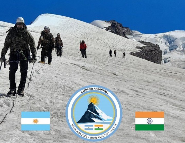 La foto con la que el Ejército celebró que soldados argentinos hicieron cumbre en el Himalaya.
