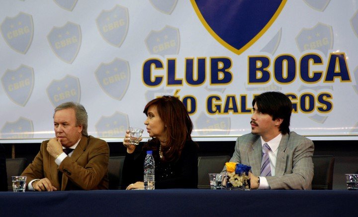 Martín Báez -con Cristina Kirchner y el ex gobernador Peralta- en el Club Boca de Río Gallegos que presidía y la Justicia quiere embargar.