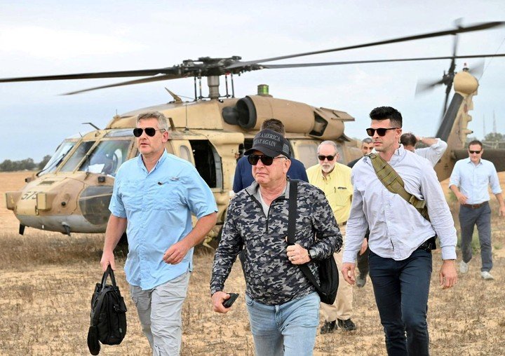 El enviado especial de EE. UU. para Oriente Medio, Steve Witkoff, y el embajador de EE. UU. en Israel, Mike Huckabee, caminan durante su visita a la Franja de Gaza. Foto Reuters