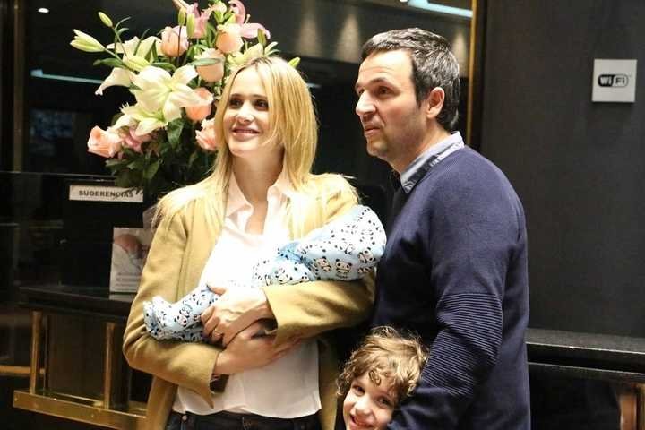 Julieta Prandi, con Claudio Contardi y sus dos hijos. Foto Movilpress