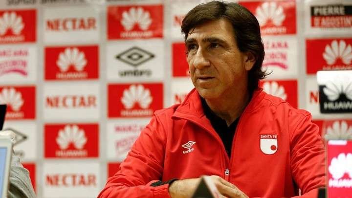 Costas, de rojo. Con ropa de Independiente. Independiente Santa Fe. 
