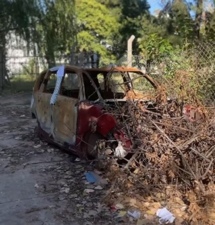 En Hurlingham buscan mantener las calles limpias erradicando los vehículos abandonadas y en desuso, que suelen acumular basura y ramas.