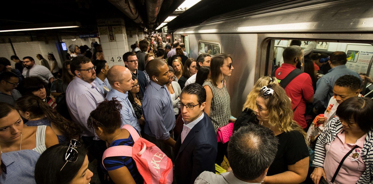 La psicología detrás de ceder el asiento en el transporte público En las abarrotadas horas pico de nuestras ciudades, un... Descubre más sobre figura, fútbol...