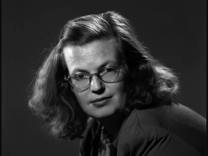 Shirley Jackson, maestra del terror doméstico y de los finales que todavía incomodan.