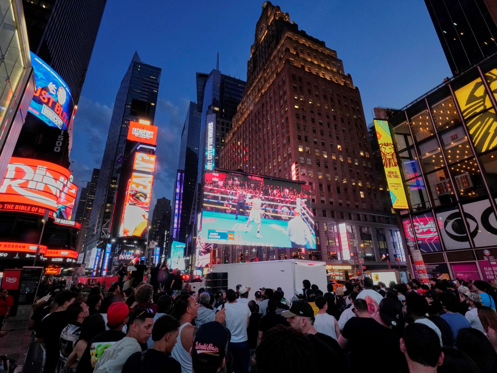 La violencia en el corazón de Times Square: una noche de terror en la ciudad que nunca duerme La emblemática Times Squar... Descubre más sobre convirtieron, ...