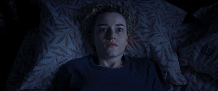 Qué susto. Julia Garner, creíble como siempre, en "La hora de la desaparición". Fotos Warner