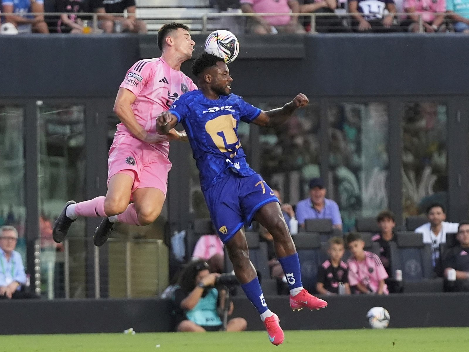 Un eco de violencia en el mundo del fútbol: el ataque a un jugador colombiano La reciente derrota de Pumas de México fre... Descubre más sobre asegurando, ex...