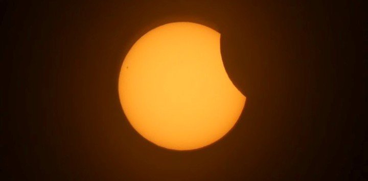 Una vista del eclipse parcial de sol del 29 de marzo desde Benfleet, Inglaterra (Foto: X @craigTSnell)