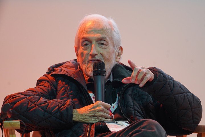 Daniel Divinsky en el espacio cultural de Clarín y revista Ñ en la Feria del Libro de 2024. Archivo Clarín.