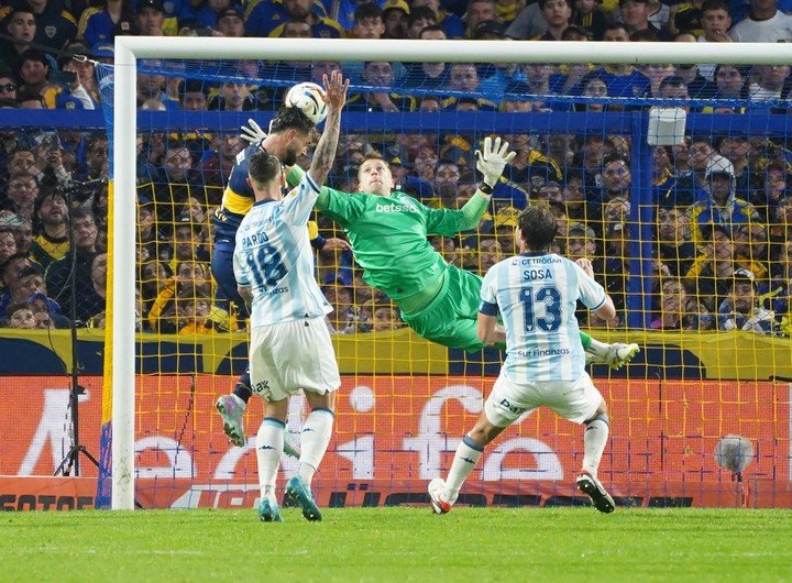 Giménez cabecea y Cambeses vuela pero no va a llegar. Foto: Marcelo Carroll