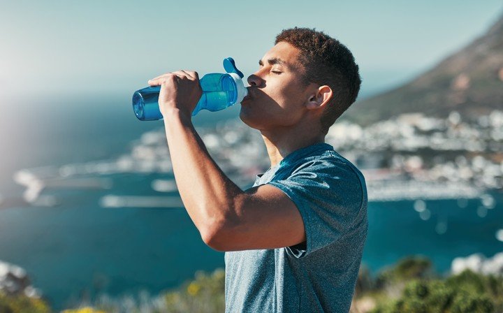 Mantenerse hidratado es una de las principales formas de prevención durante el calor extremo. Foto ilustrativa Shutterstock