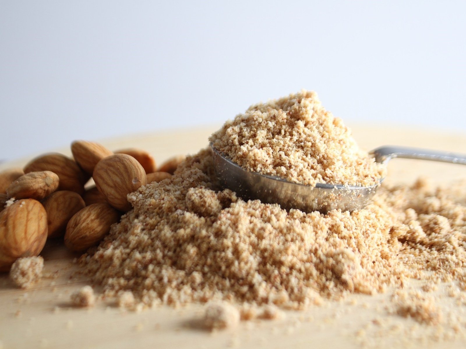 La harina de almendras tiene un alto contenido de proteínas y grasas monoinsaturadas, por lo que ayuda a mantener la saciedad y a controlar el apetito. Foto Pixabay.