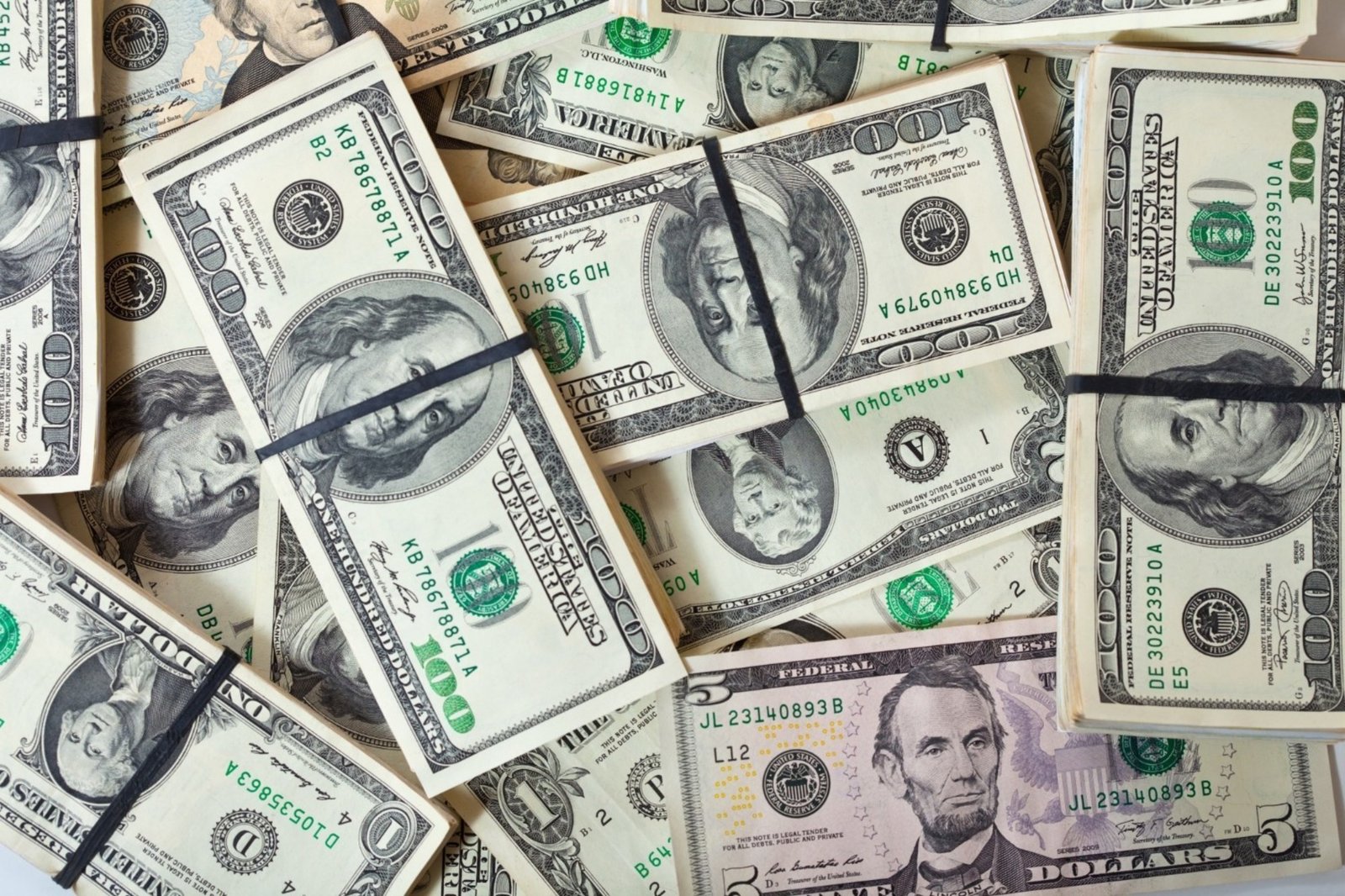 El dólar estadounidense cotiza a 18,79 pesos mexicanos este 1 de agosto. Foto:Freepik.