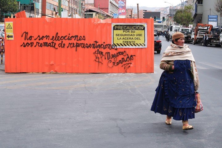 Un cartel en contra de las las elecciones presidenciales en Bolivia, en La Paz. Foto: EFE 