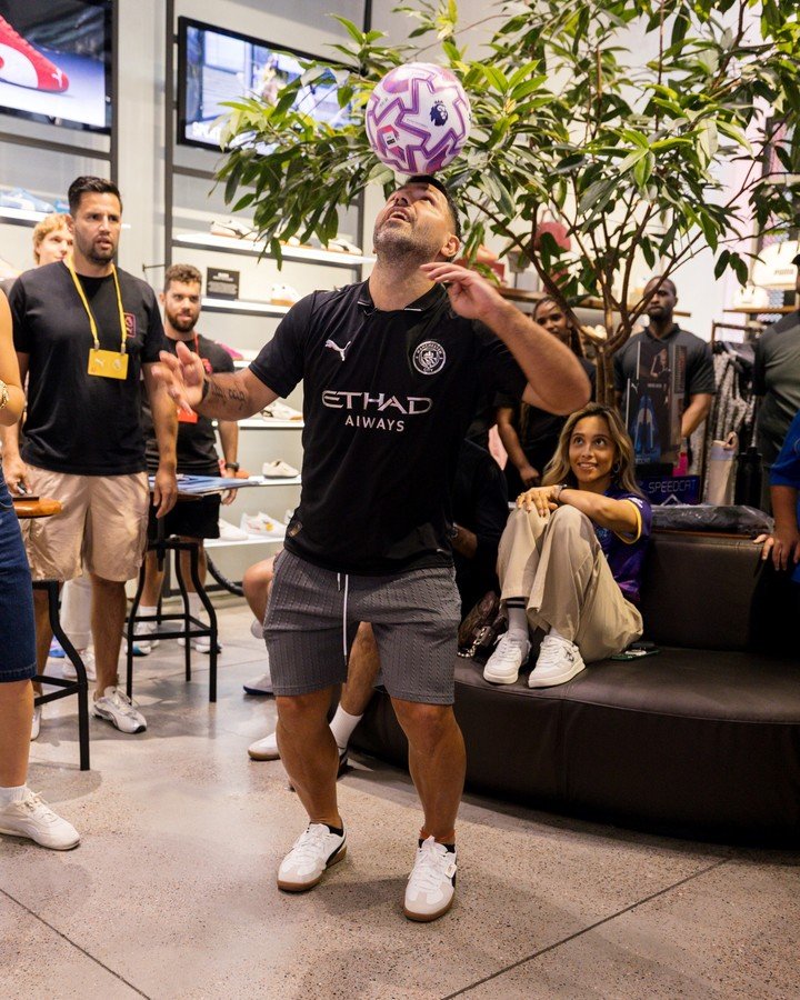 El Kun Agüero juega con la nueva pelota Puma, de la Premier League.