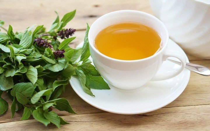 En infusiones calientes, alivia la congestión nasal y otros síntomas asociados a resfriados.