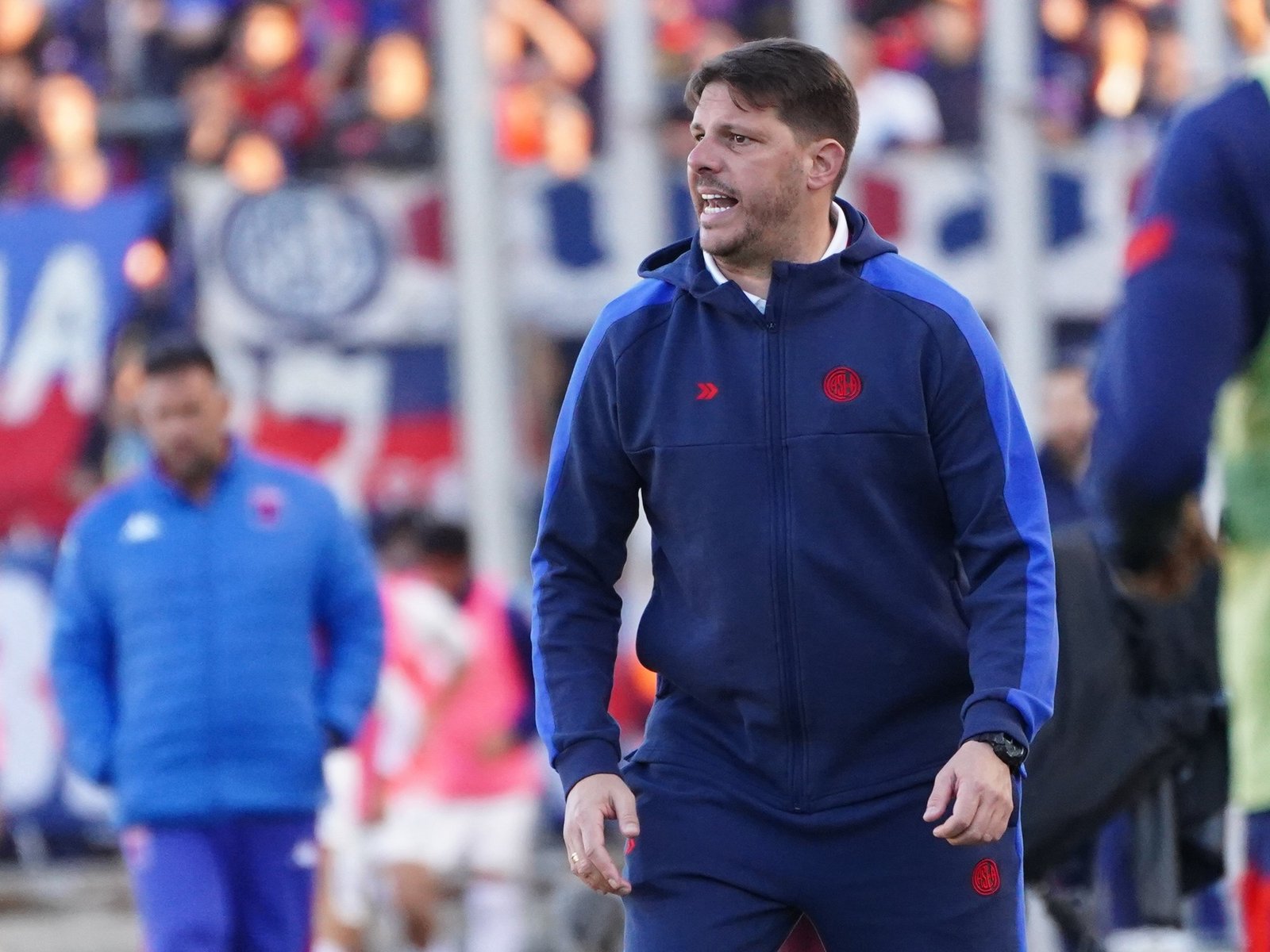 La controversia del campo reducido: un nuevo obstáculo para San Lorenzo La reciente eliminación de San Lorenzo en la Cop... Descubre más sobre asegurar, arbi...