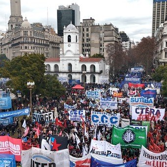 La marcha por San Cayetano culminó con un acto contra el gobierno de Milei en la Plaza de Mayo