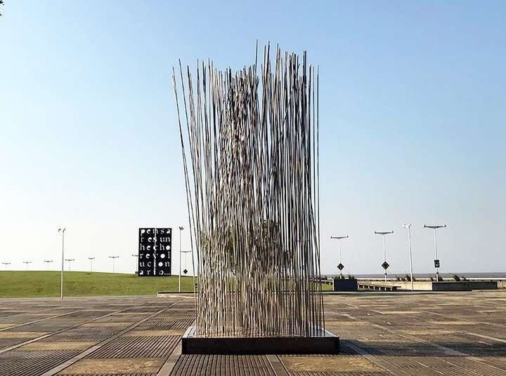La ceremonia puede ser acompañada mañana marcando como punto de encuentro la escultura "A los Derechos Humanos", de León Ferrari que se localiza en el ingreso del parque a la derecha de la oficina de informes. Foto: Parque de la Memoria.
