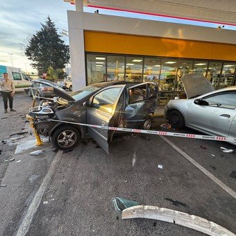 Tragedia en una estación de servicio de San Fernando: un conductor se descompensó, chocó a otro auto y mató a una mujer
