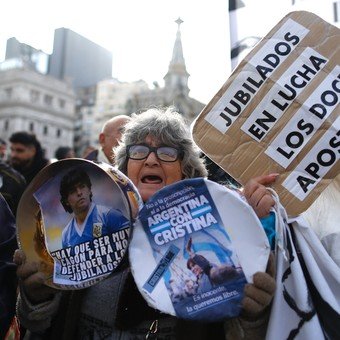 Suba de haberes, bono y moratoria para jubilados, más emergencia para discapacitados: qué mejoras prevén las leyes que vetó Milei