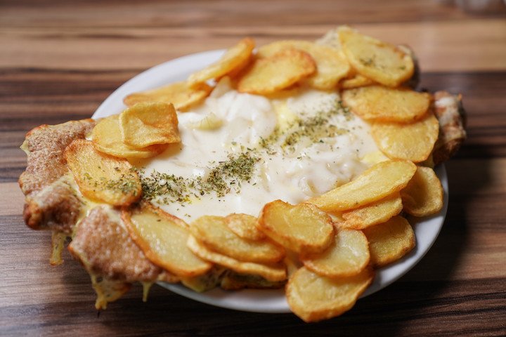La milanesa a la Bárbara es un plato enorme que se puede compartir. Foto: Juano Tesone - Clarín.