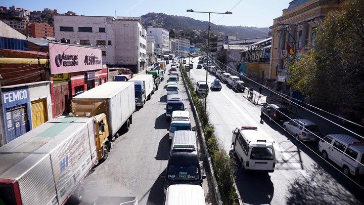 Camiones esperan en fila para cargar combustible en una calle, en La Paz. Foto Xinhua