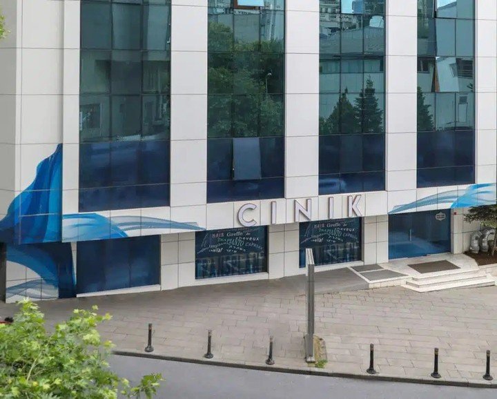 De acuerdo con la Clínica Dr. Cinik, Latchman murió antes que comenzara el procedimiento quirúrgico. Foto: emrahcinik.com.