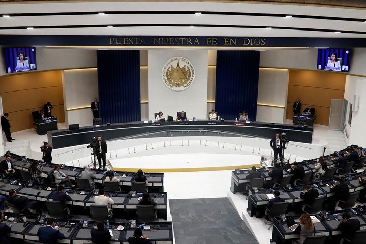 Fue aprobada en una sesión exprés, sin debate, con el voto afirmativo de 57 de los 60 diputados. Foto: EFE