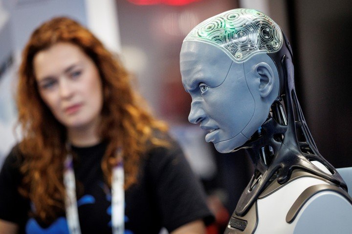 Un robot impulsado por inteligencia artificial llamado Ameca, desarrollado por Engineered Arts, muestra imitaciones durante el primer día de la Semana de la Tecnología de Londres en Londres, Reino Unido. EFE/ Tolga Akmen