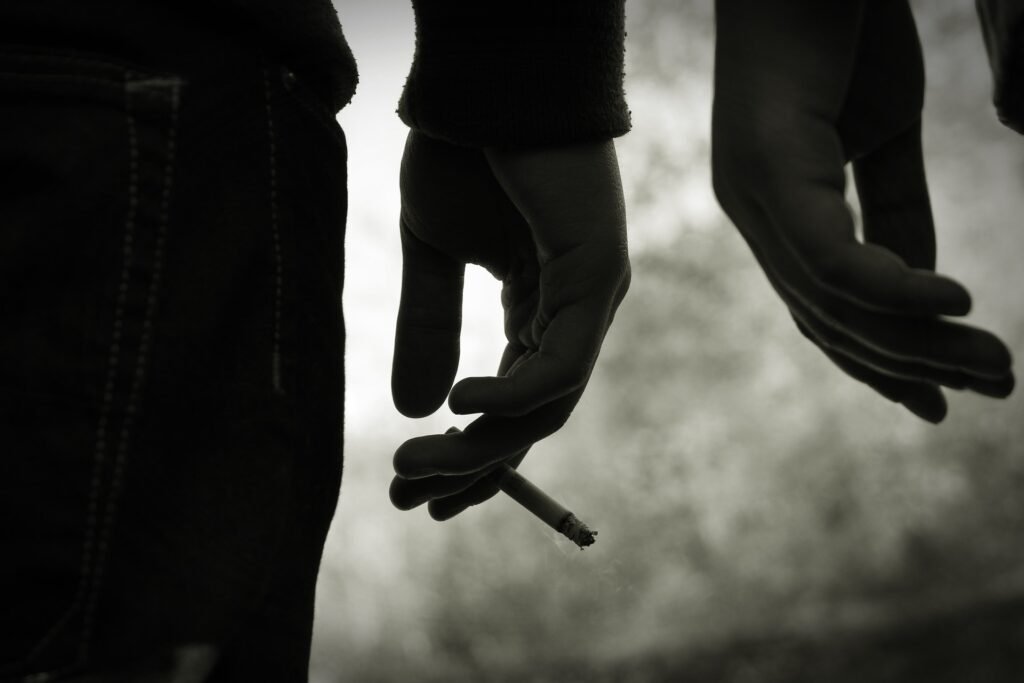 Imagen relacionada con El cine ha utilizado el tabaco como símbolo de rebeldía desde sus inicios, reflejando vicios y sofisticación.