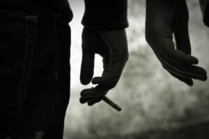 Imagen relacionada con El cine ha utilizado el tabaco como símbolo de rebeldía desde sus inicios, reflejando vicios y sofisticación.