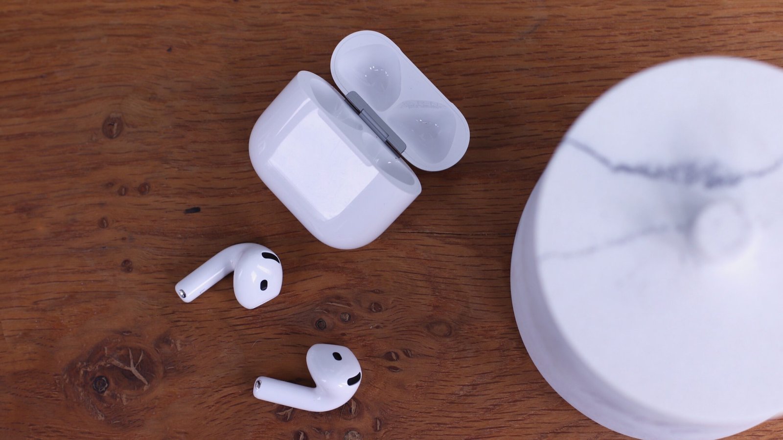 Los Apple AirPods 4 están de vuelta a menos de $100 en Walmart. AirPods