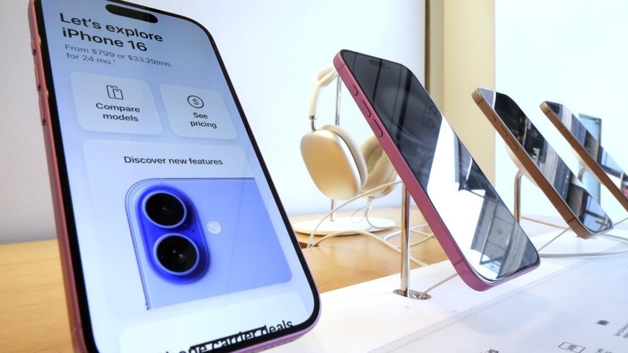 Apple dice que los aranceles sumaron 800 millones de dólares en costos el último trimestre y espera un impacto de más de mil millones en el cuarto trimestre.