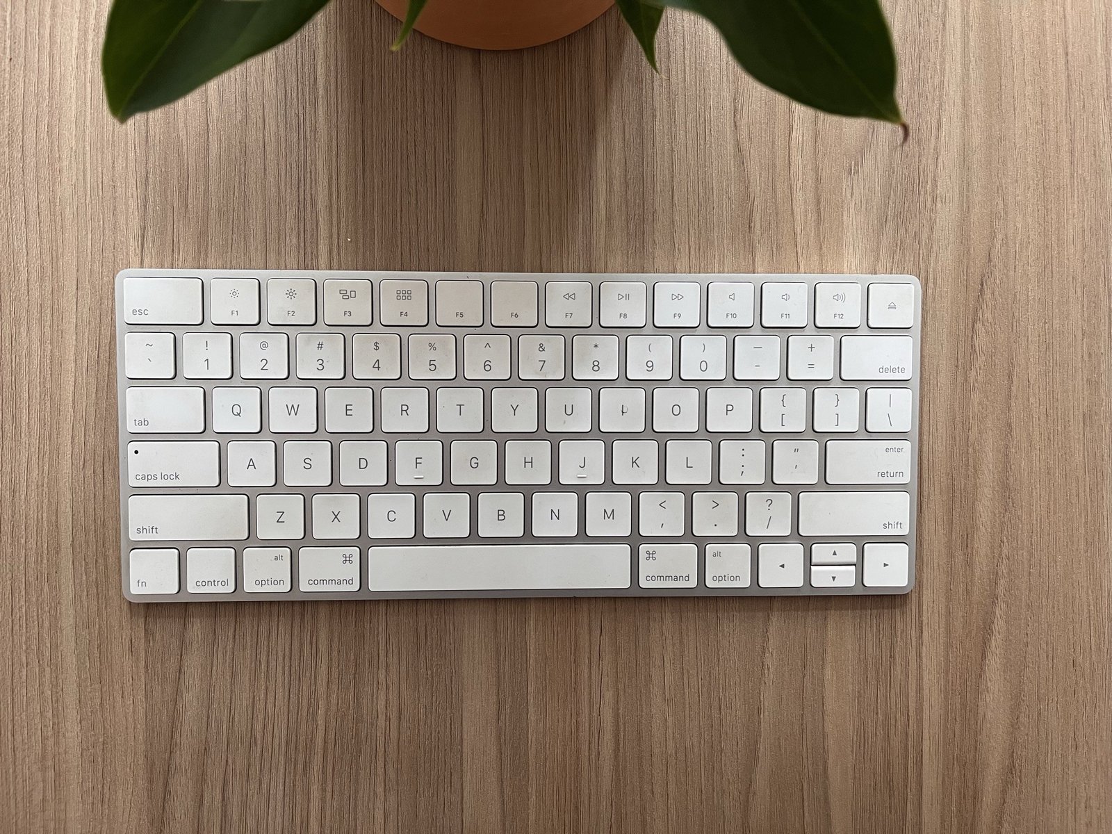 El teclado Magic de Apple con USB Parece que el texto que proporcionaste está incompleto o no contiene información que se pueda traducir. Si tenés un texto específico que quieras traducir, por favor compartilo y con gusto te ayudo.