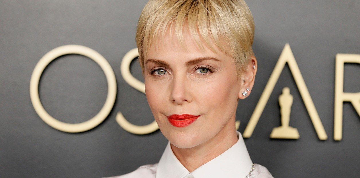 La noche que cambió para siempre la vida de Charlize Theron La historia de la aclamada actriz Charlize Theron está marca... Descubre más sobre influido, luch...