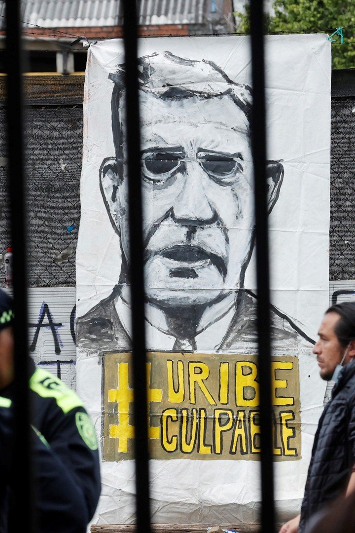 Un cartel con la imagen de Álvaro Uribe, frente al Complejo Judicial de Paloquemao este lunes, en Bogotá, Colombia. Foto: EFE