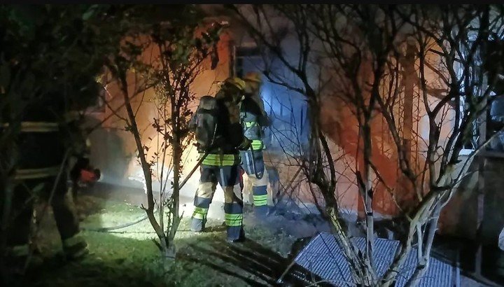 Incendio en una casa ubicada en una zona rural de Córdoba: dos muertos y cuatro heridos. Foto: captura