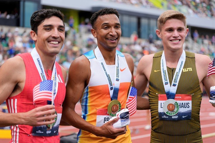Donavan Brazier, rodeado por Cooper Lutkenhaus (derecha) y Bryce Hoppel (izquierda). Foto: AP