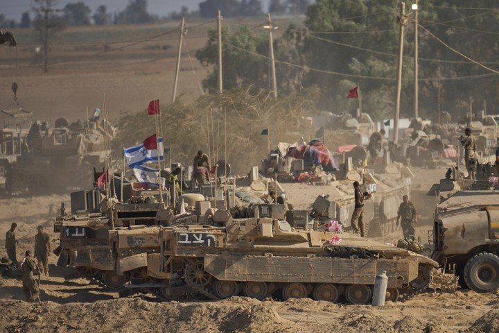 Soldados israelíes cerca de la frontera con Gaza, en el sur de Israel. Foto: AP