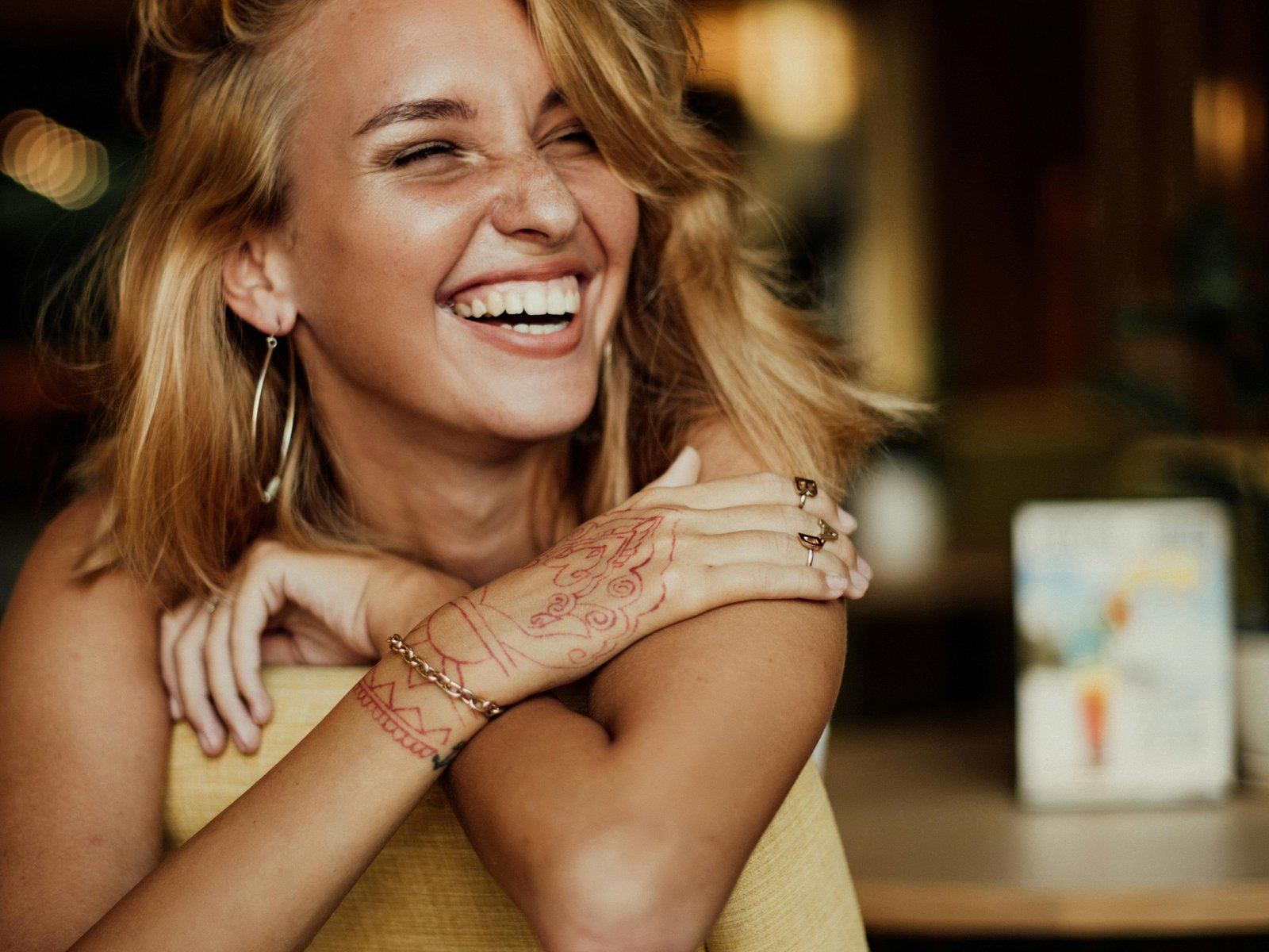 El impacto de un simple gesto en nuestras relaciones interpersonales Las dinámicas sociales se tejen a través de una ser... Descubre más sobre interacciones,...