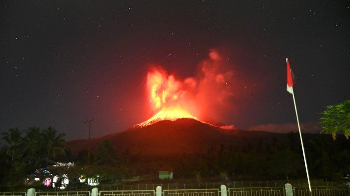 La erupción de este sábado fue una de las más fuertes en el país desde 2010. Foto: Agencia Geológica vía AP