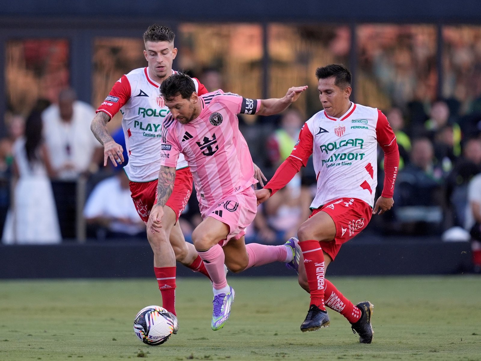 Un inicio desafortunado para la estrella argentina en Miami El mundo del fútbol se paralizó el pasado sábado cuando Lion... Descubre más sobre puesto, banco,...