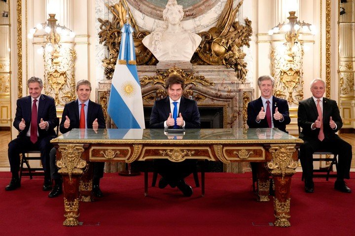 El presidente Milei, con el equipo económico, durante la cadena. Foto: Presidencia.